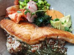 煎三文鱼牛油果色拉配鸡肉-Wagas沃歌斯(富力广场店)
