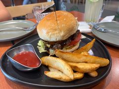 焦糖烤菠萝牛肉汉堡-魏斯理汉堡(西安沣东吾悦店)