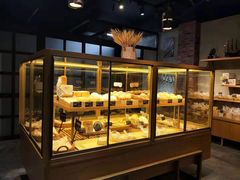 面包甜点陈列柜-啊噗吐呦现场烘焙(麦凯乐店)