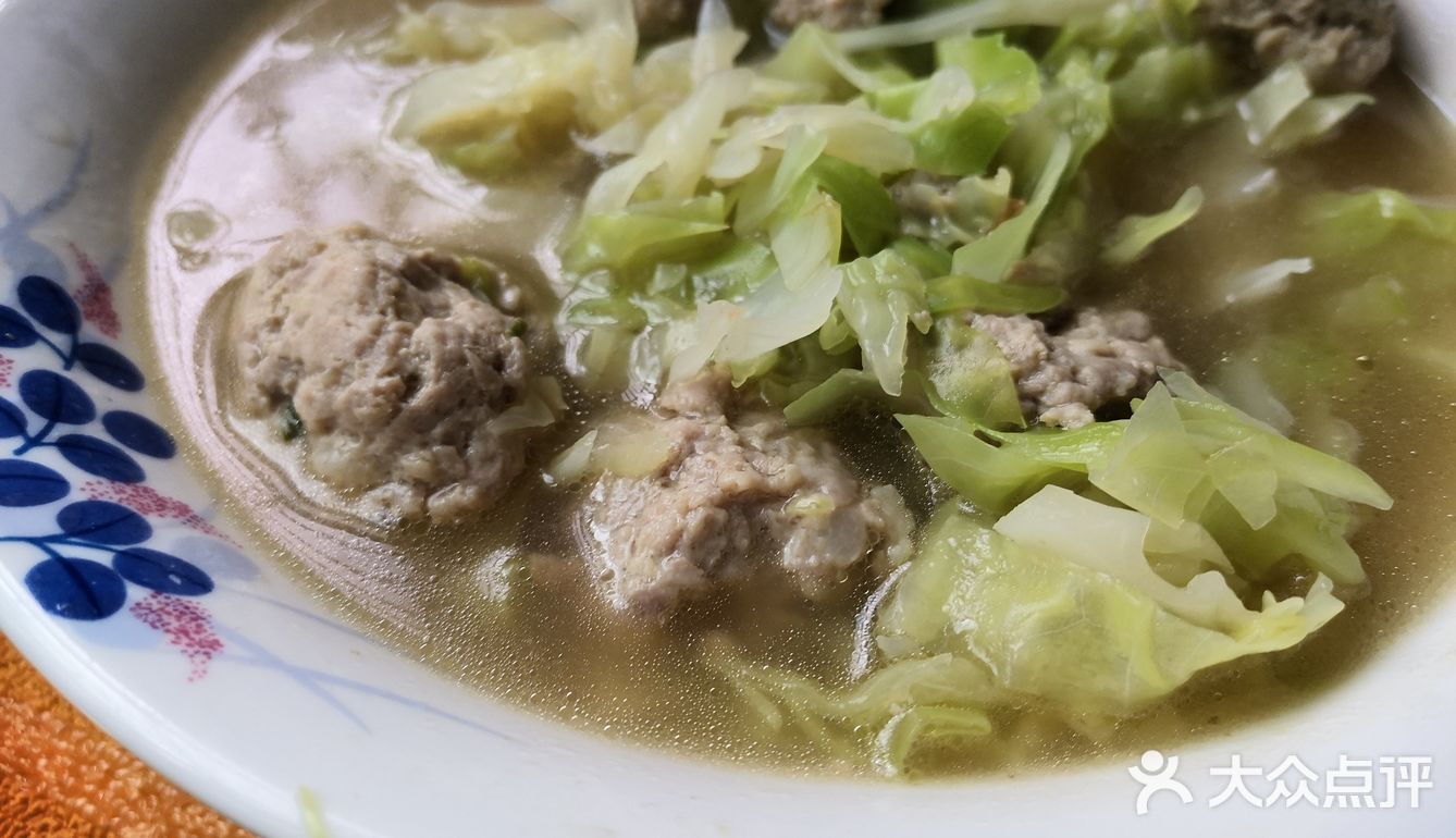 牛心菜搭配自制鲜肉小丸子，简单容易做