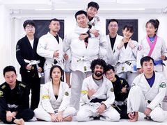 -菠萝格斗巴西柔术训练馆