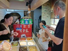 自助取餐区-三兄弟高炉烧饼