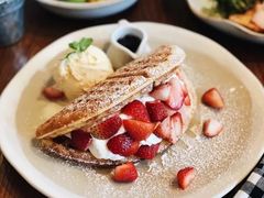 草莓松饼-ROAST coffee & eatery