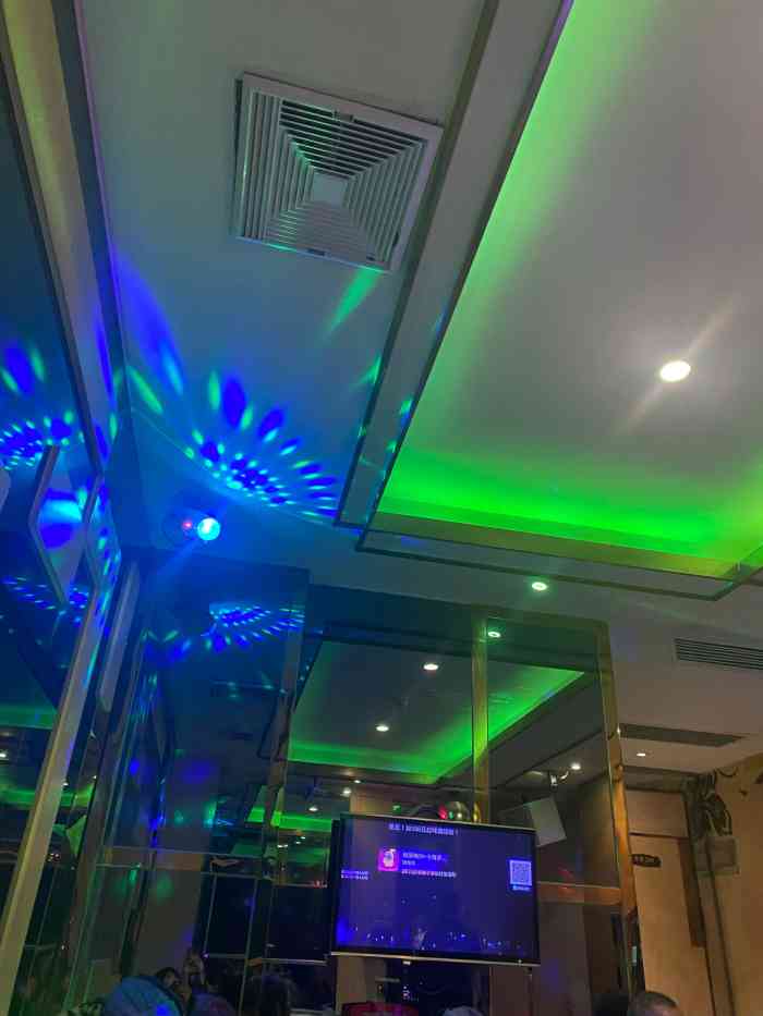 威趴ktv歌荟(南华店)-"还可以!但自助餐品种太少!房间胶盘2个好.