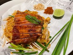 泰式炒金边粉配猪颈肉-帕蓝·暹罗料理(大学路店)