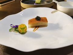 鱼子酱配脆皮烤乳猪-广州文华东方酒店·江-由辉师傅主理