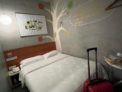 -卡罗酒店(东门晒布地铁站店)