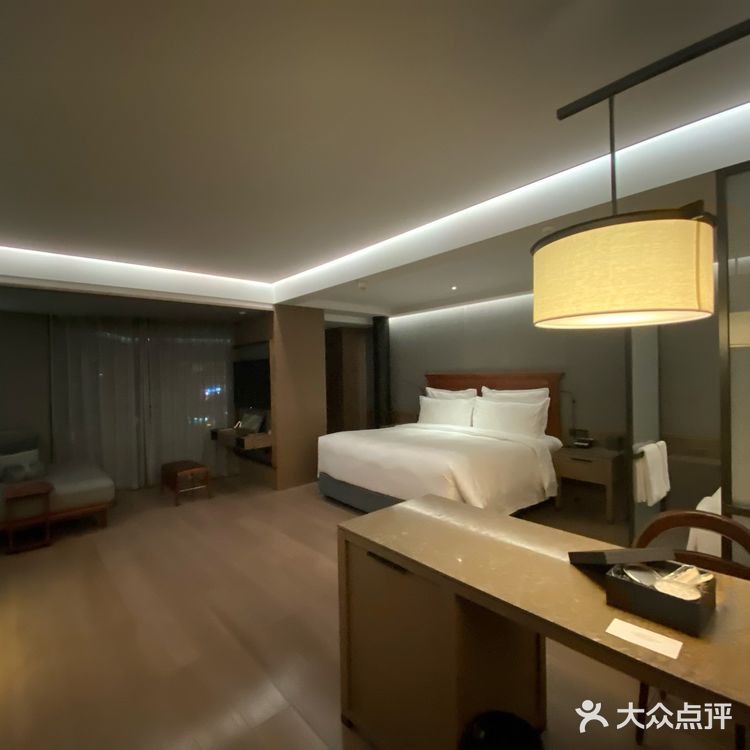 从浴缸走到浴室有点远。房间的用料扎实