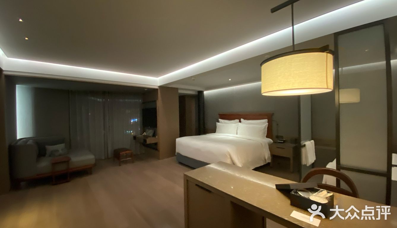 从浴缸走到浴室有点远。房间的用料扎实