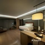 从浴缸走到浴室有点远。房间的用料扎实