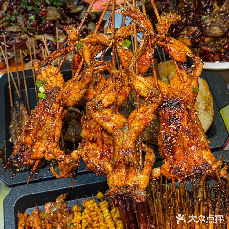 吃到了冉家坝坠好吃的烧烤！烤牛蛙绝了！