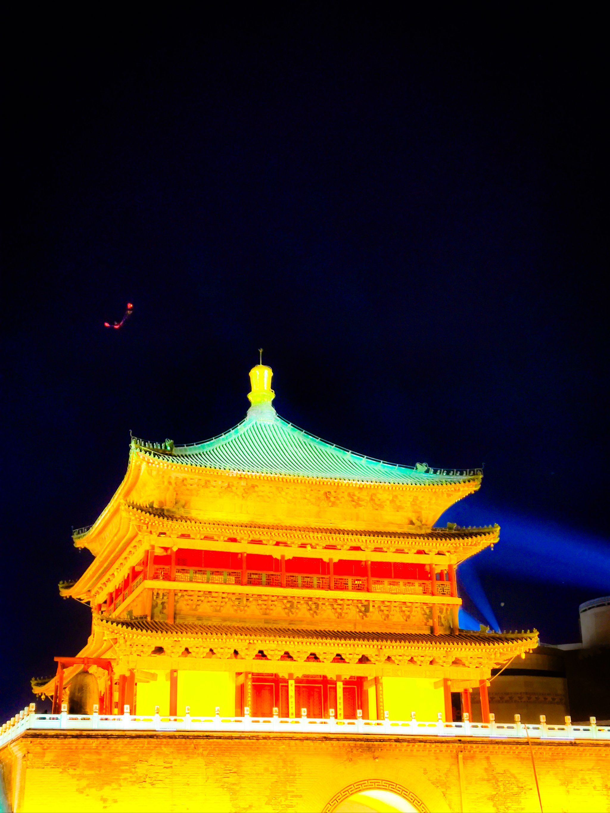 n
钟楼作为西安的地标性建筑,夜景本就超级美丽