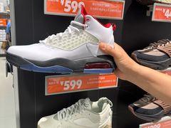 -NIKE上海青浦换季优惠店
