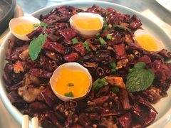 辣子鸡配芒果分子球-雀蓝川菜(奥体广场店)