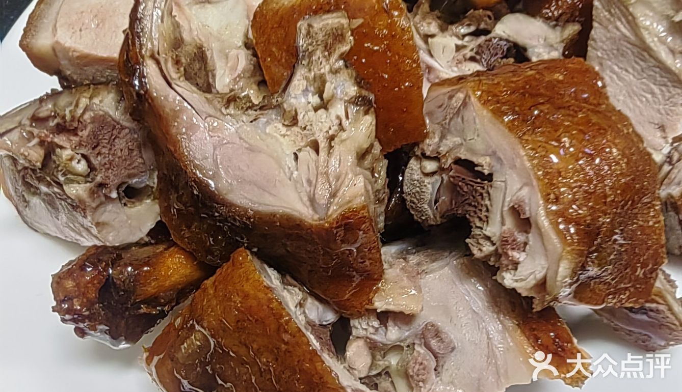 在翘脚牛肉汤锅店里吃到好吃的甜皮鸭