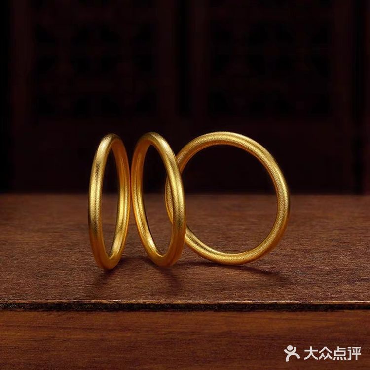金饰，比如戒指，较其他品牌款式也更时尚