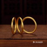 金饰，比如戒指，较其他品牌款式也更时尚