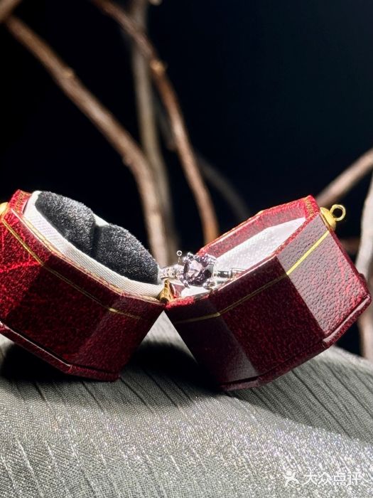 灵彩珠宝(朗香街店)图片