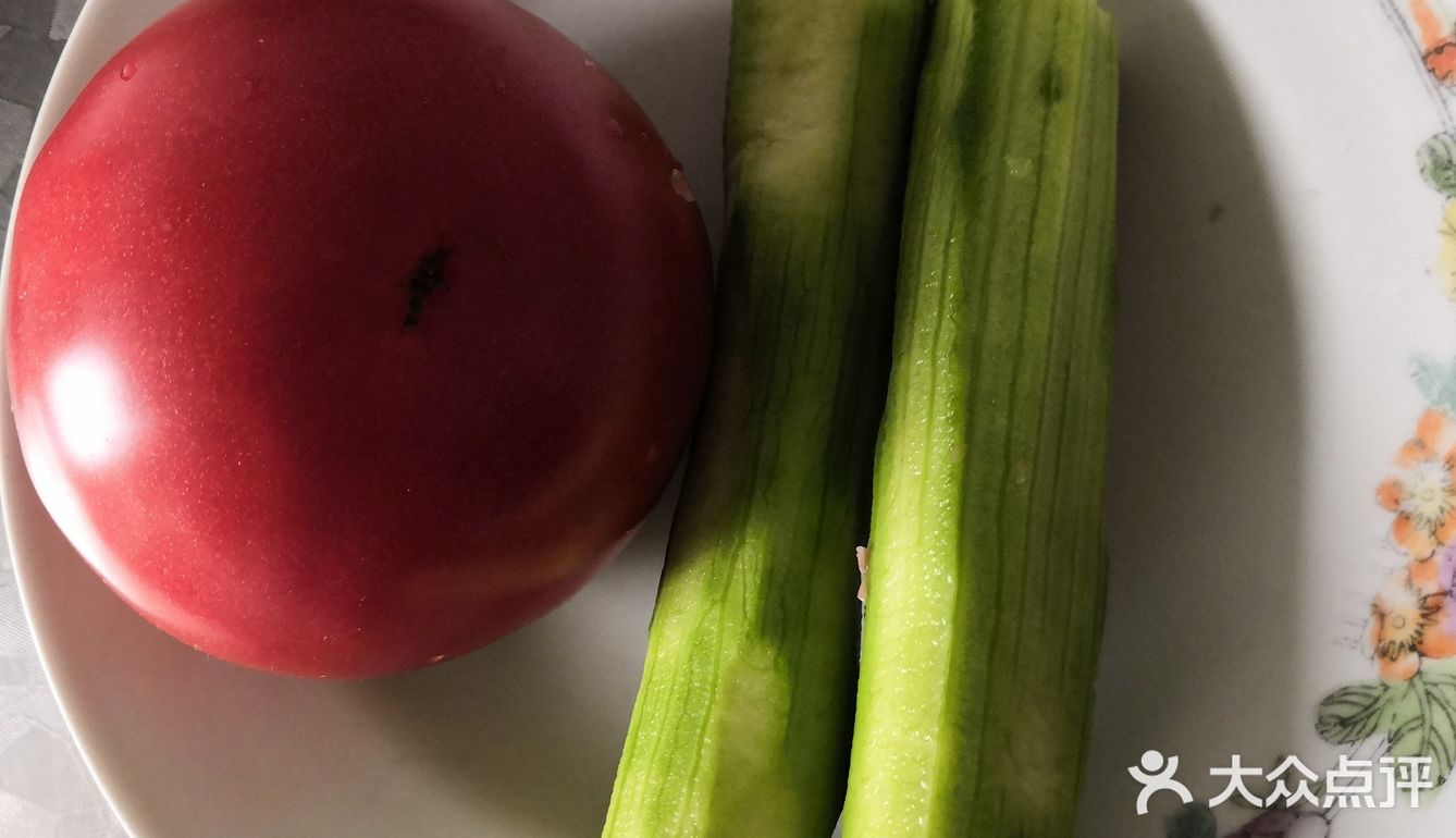 西红柿和丝瓜洗干净，也都去皮。西红柿切块，丝瓜切片