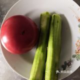 西红柿和丝瓜洗干净，也都去皮。西红柿切块，丝瓜切片