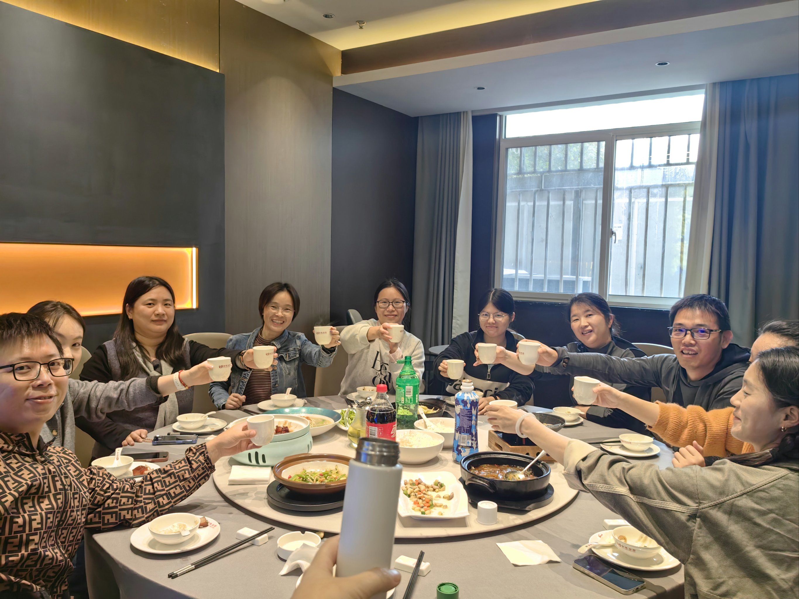 大圆桌下的友情时光