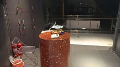 -一家只做男发烫染的店