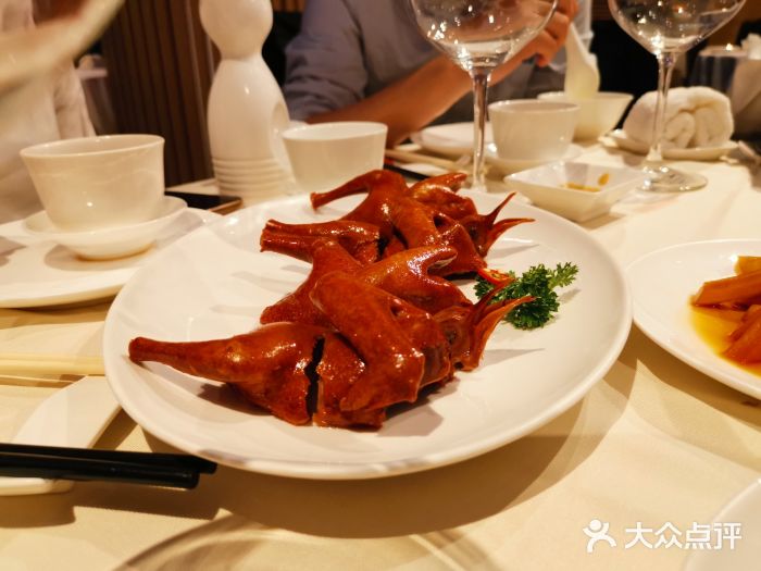利苑(iapm店)-玻璃脆皮乳鸽-菜-玻璃脆皮乳鸽图片-上海美食-大众点评