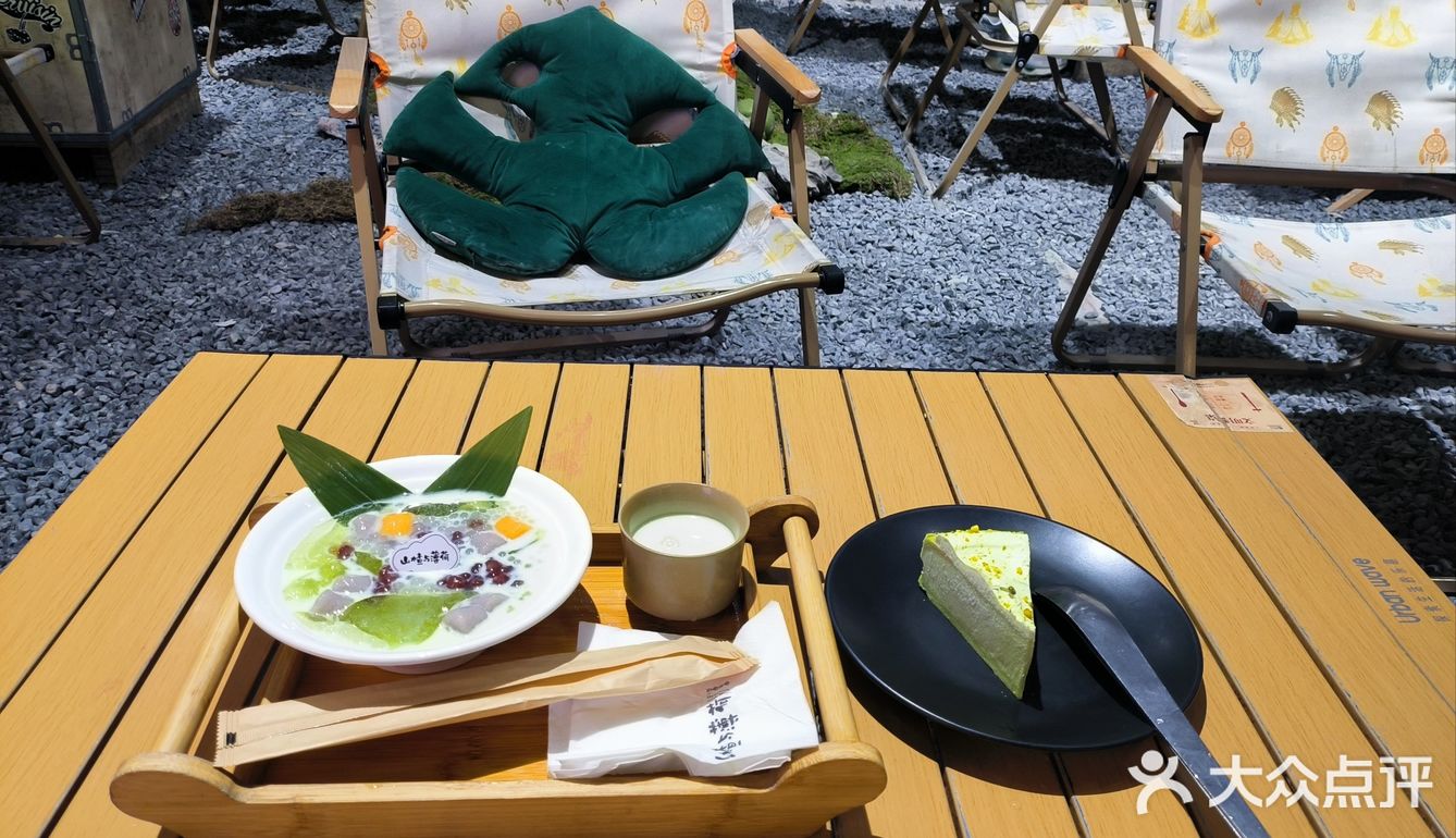 来一场下午茶很可以。「斑斓椰椰冰粉」甜度适中