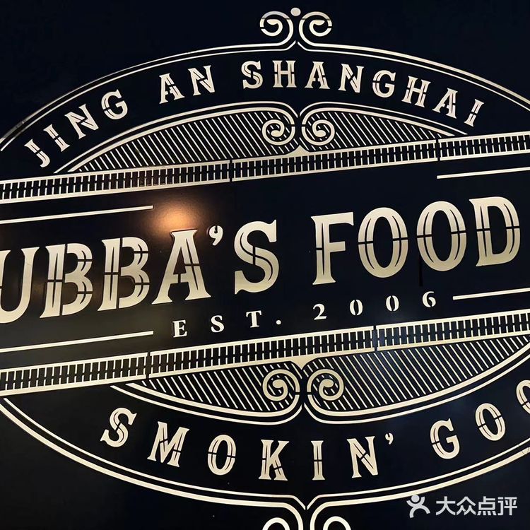 大口喝酒，再和朋友畅聊，看着座位边上那么多外国食客