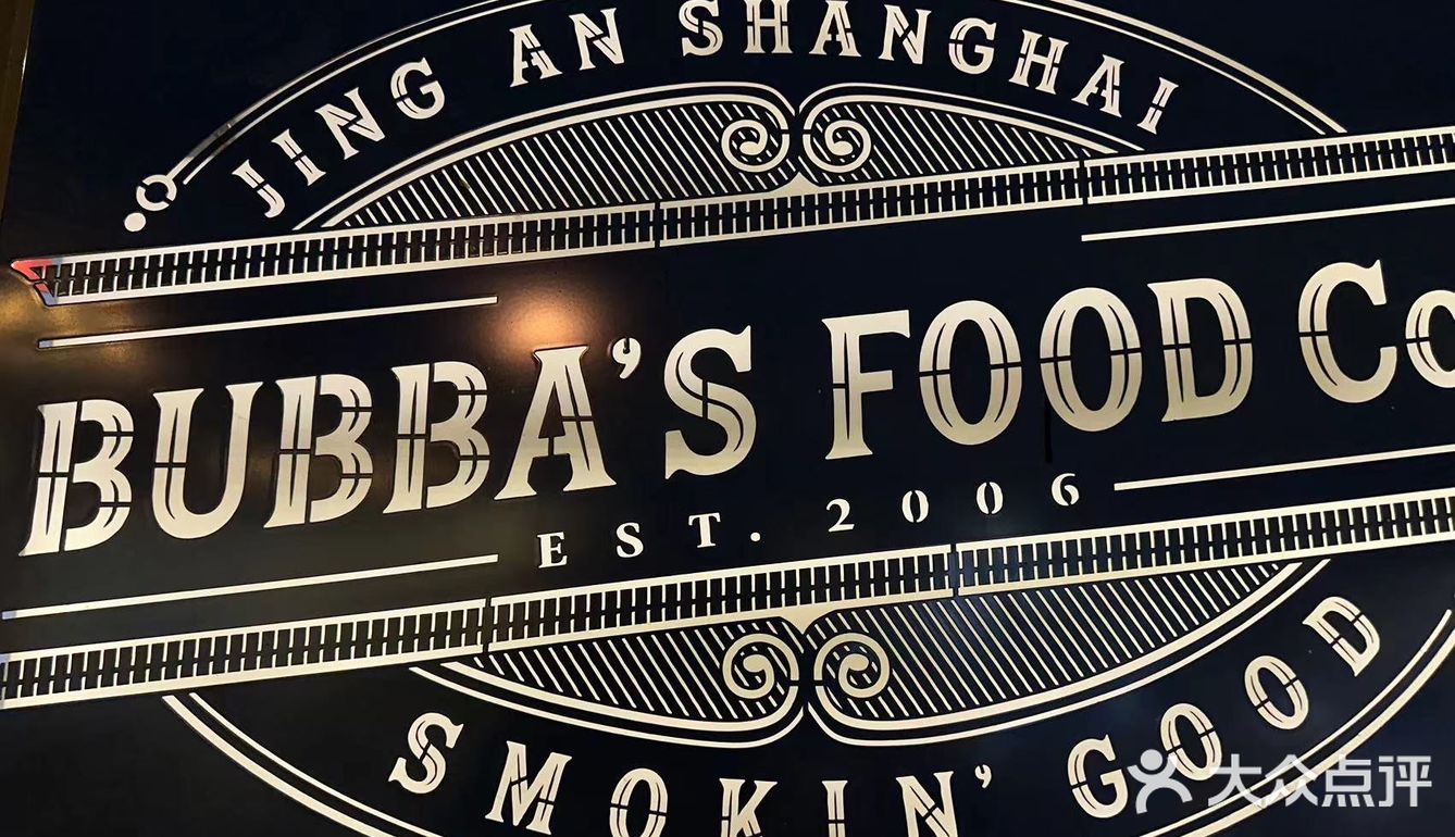 大口喝酒，再和朋友畅聊，看着座位边上那么多外国食客