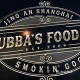 大口喝酒，再和朋友畅聊，看着座位边上那么多外国食客