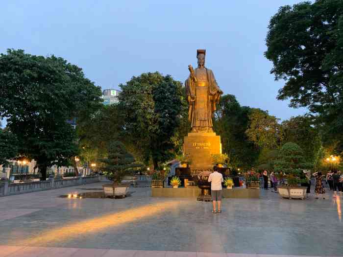 李太祖广场-"是一个当地比较小的广场吧,路过还剑湖的时.