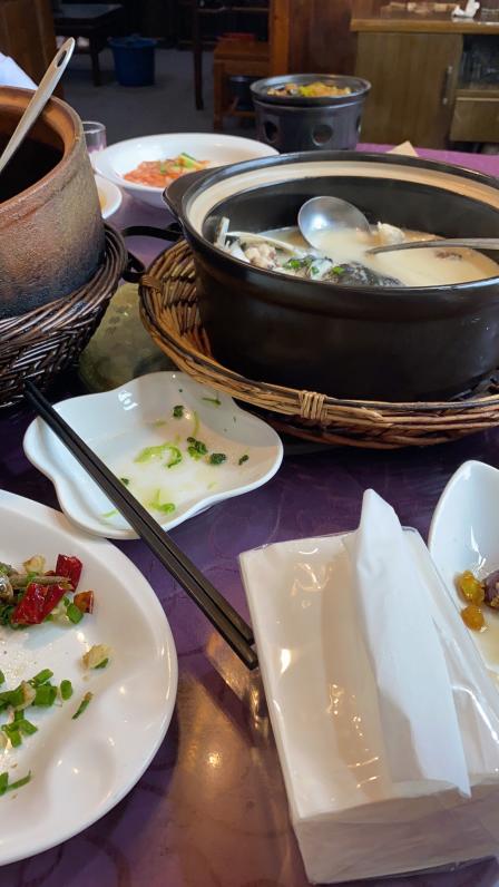 亭下湖饭店(康岭店)-"在公路边的农家乐.幸亏提前预定了桌位还预.