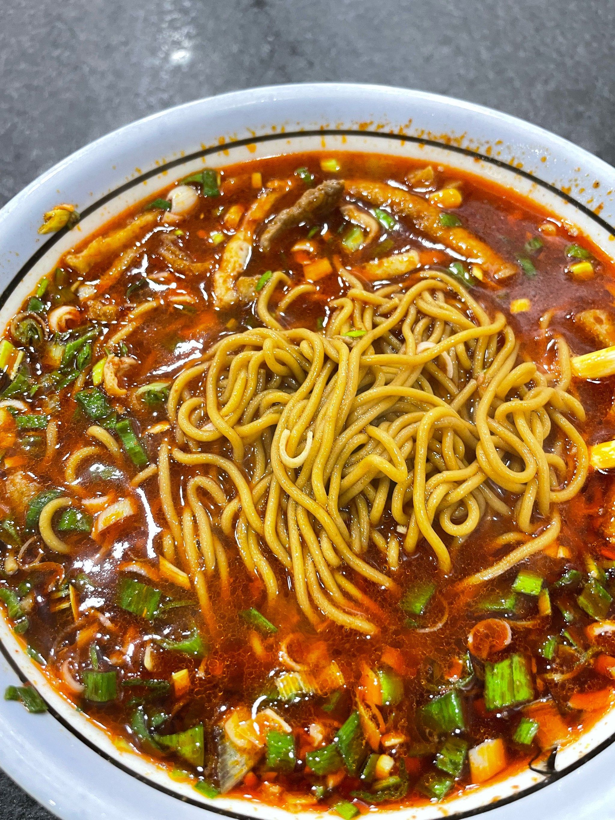 饸饹的口感恰到好处,臊子也挺多的,有肉有素,酸汤微辣,吃完很暖和!