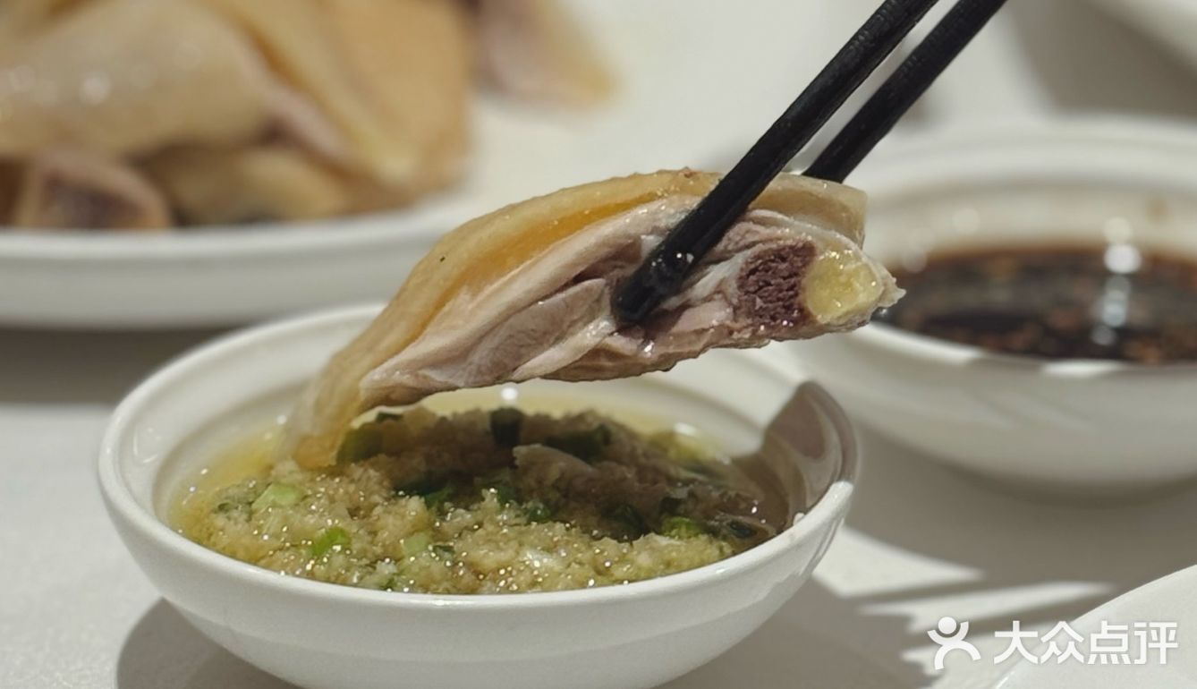 知粵賞味，以盤中風物，氤氳粵饌況味。