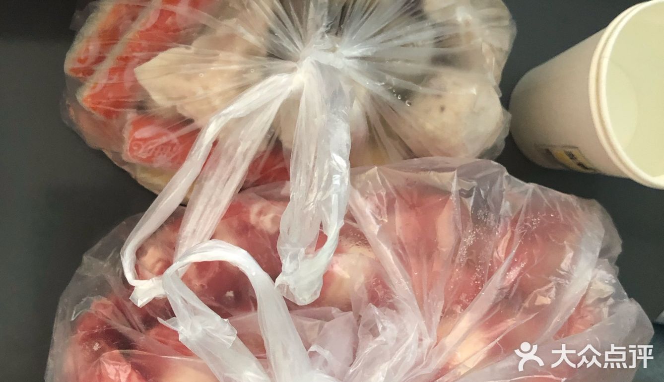 各种丸子。鸭血、油豆皮太好吃了，我们还提前泡了一下