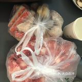 各种丸子。鸭血、油豆皮太好吃了，我们还提前泡了一下