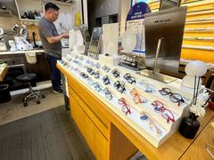 -优医视平价眼镜蔡司依视路折扣工厂店(十里堡店)