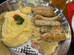 猪肉煎肠配土豆泥酸菜-申德勒加油站西餐厅Schindlers Tankstelle(上海外滩店)