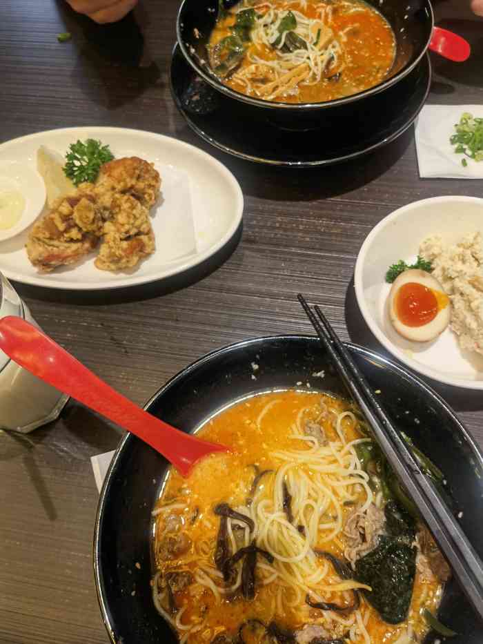 琥家拉面(南京华采天地店)-"[薄荷]环境:整体环境以黑金色为主,让.