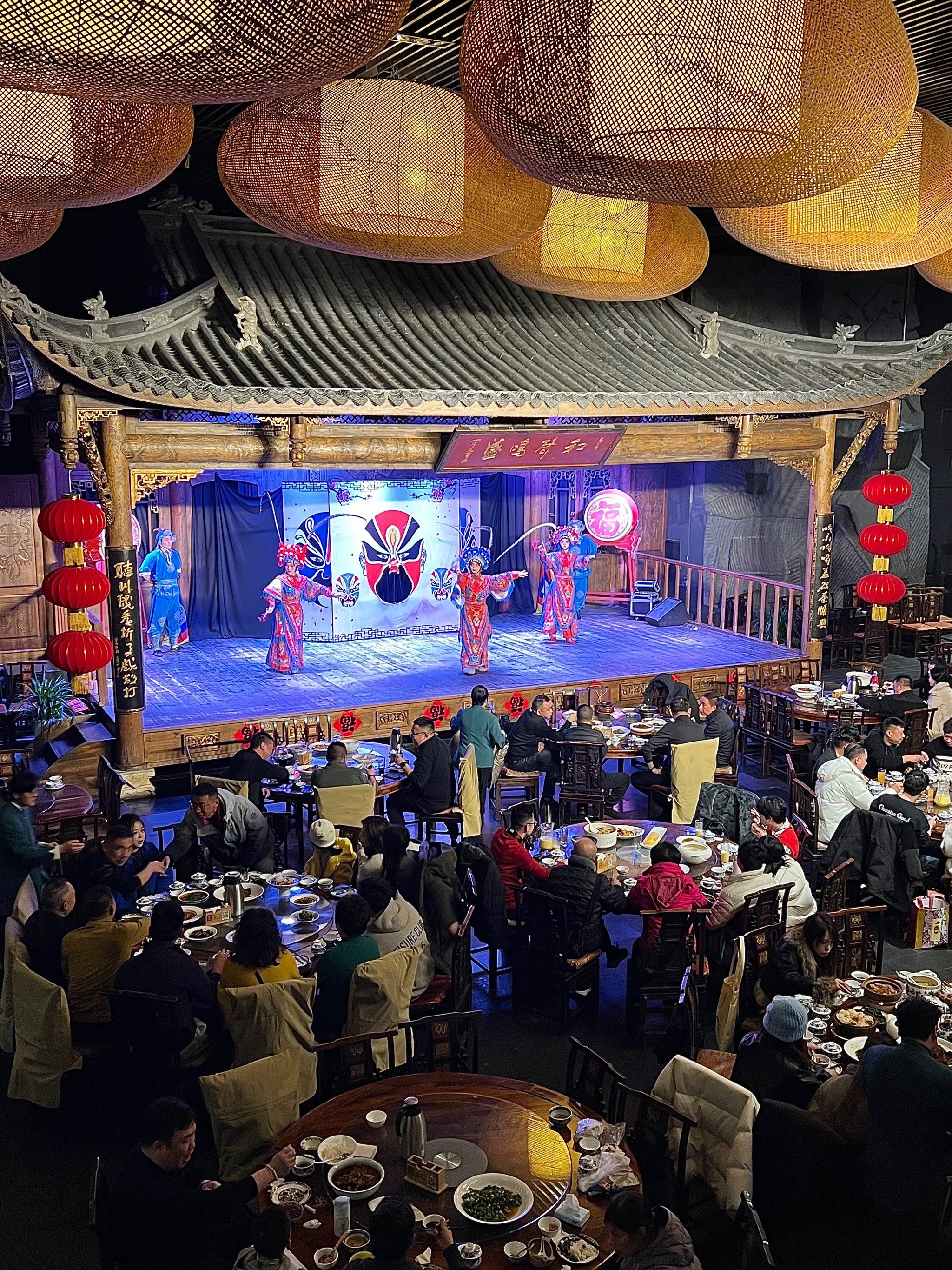 用餐,品茶,看川剧表演,感受四川民俗风情,买特产,光来这儿就足够了!