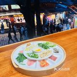 丽江古城C位！人均30+吃飘着玫瑰的过桥米线