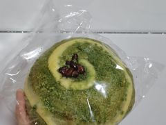 抹茶红豆软欧包-风车面包