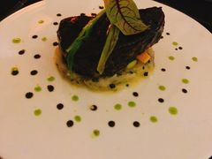 盘煎银鳕鱼配黑橄榄酱汁-AZUL by FUEL蓝色·法式酒馆(琶醍店)