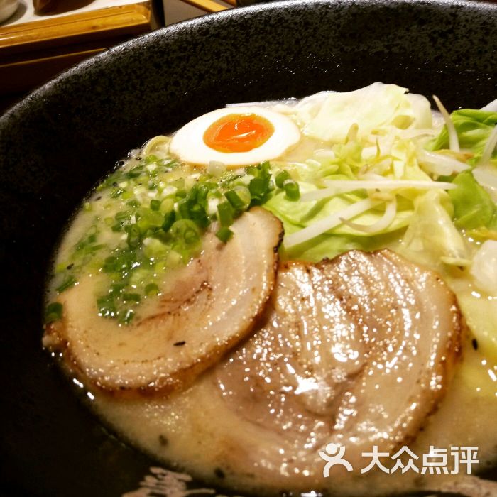 经典的骨汤拉面