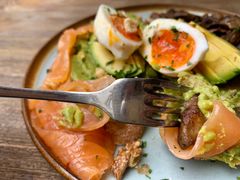 牛油果煮蛋吐司-RAC BAR(安福路店)