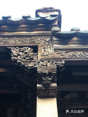 很明显的，这是他们黄家的人赚到钱之后建的宗祠
