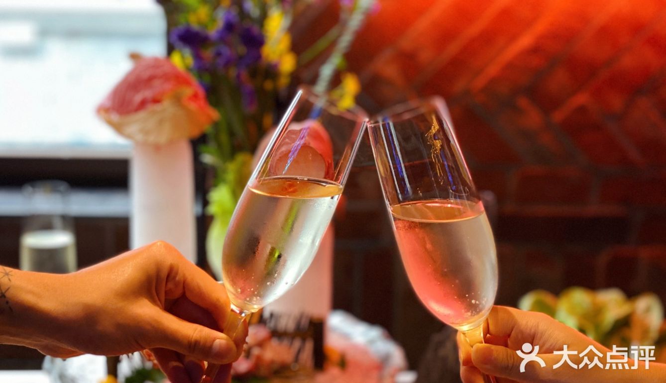 火锅配香槟🍾️有理说不清！就是爱💗