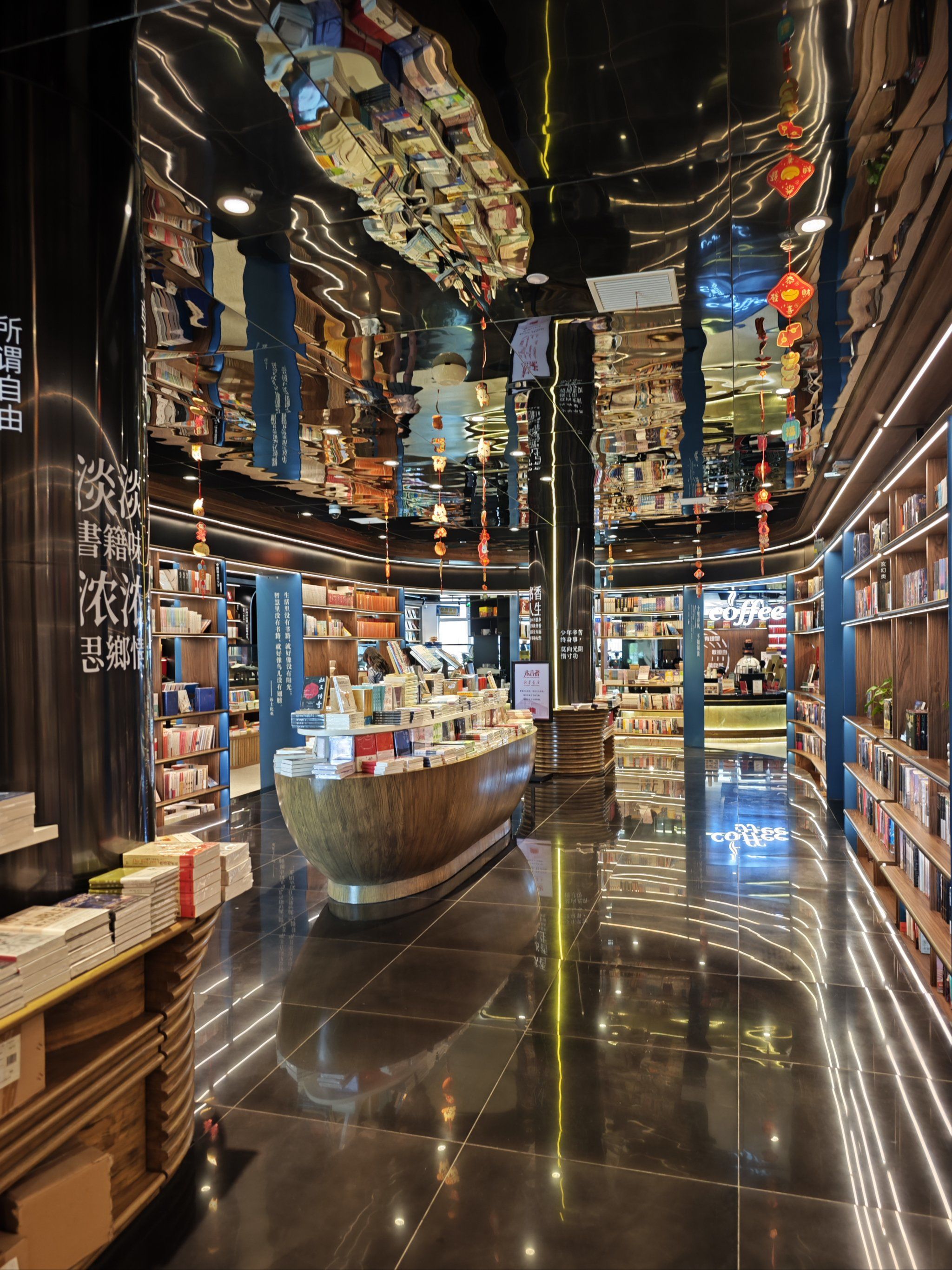 上饶市区的网红书屋,装修布展还是挺现代的,也是经典的书店 咖啡 文创