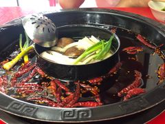 特色菌汤鸳鸯锅-川渝老火锅